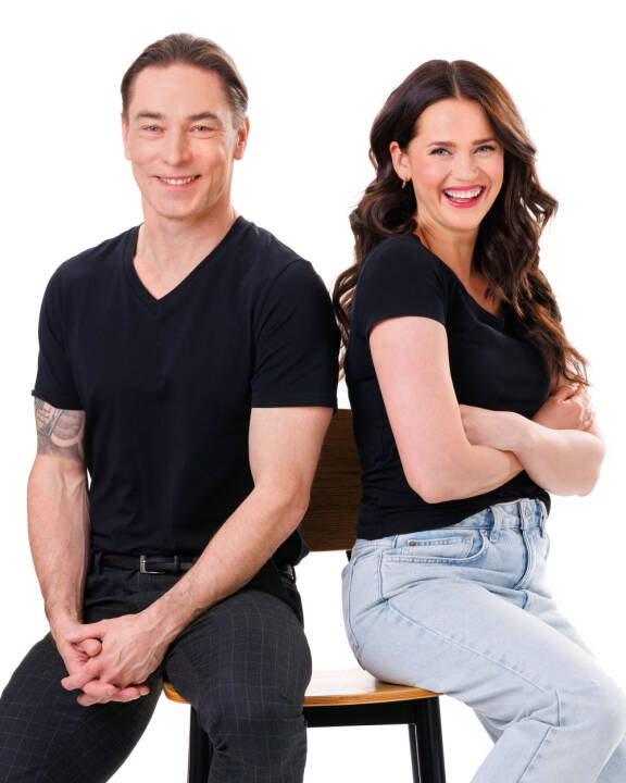 Sami Uotila näyttelee sarjassa Aki Nikkistä ja Johanna Puhakka Alissa Nikkistä.