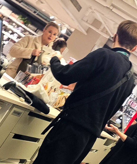 Kassalla sen sijaan Helenalla meni syystä tai toisesta enemmän aikaa.