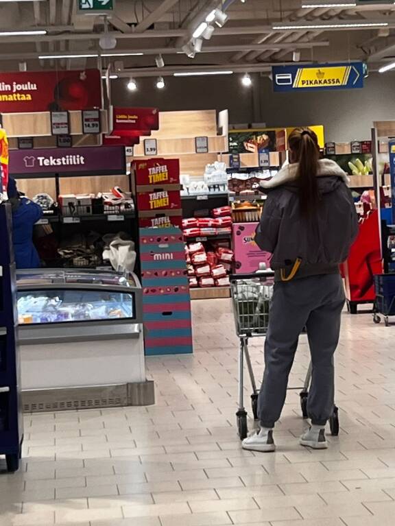 Liikunnallinen Karita ei pitänyt mitään kiirettä kaupassa asioidessaan.