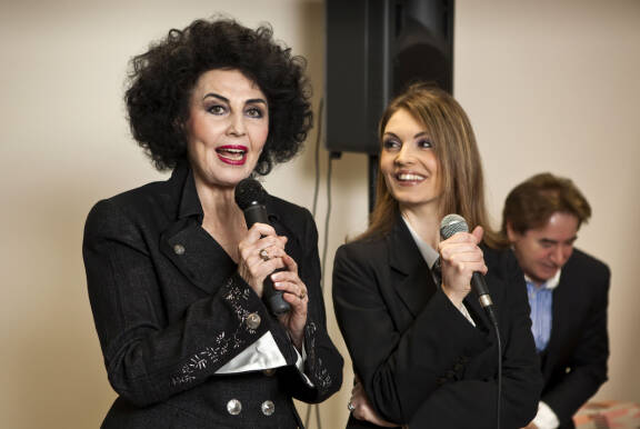 Vielä 2009 Lenita oli vauhdissa Sirpa Mansnerin liikkeen avajaisissa. Vierellä edesmennyt Maria Jungner.