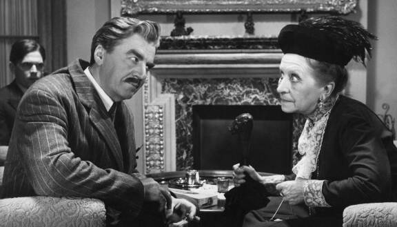 Komisario Palmu (Joel Rinne) ja uhrin täti Amalia Rygseck (Saara Ranin) elokuvassa Komisario Palmun erehdys.