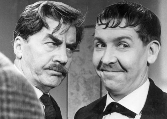 Kaasua, komisario Palmu! oli Pentti Siimeksen (kuvassa oikealla) ensimmäinen Palmu-elokuva.