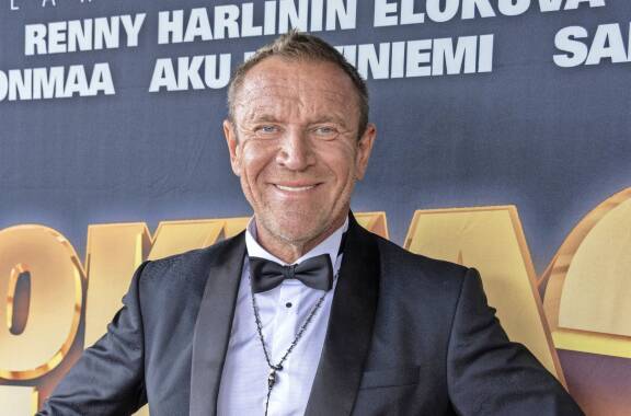 Renny Harlin on kansainvälisesti menestyneimpiä suomalaisia elokuvaohjaajia. Hänen tunnetuimpia elokuviaan ovat muun muassa Die Hard 2 – vain kuolleen ruumiini yli (1990) ja Cliffhanger – kuilun partaalla (1993).