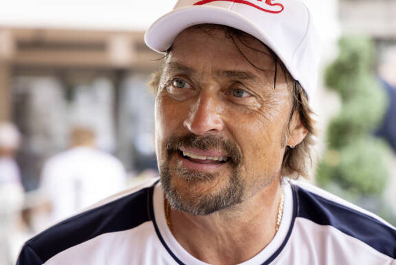 Teemu osallistui heinäkuussa 2025 perinteiseen Bermudan kannu -tennisturnaukseen Helsingissä.