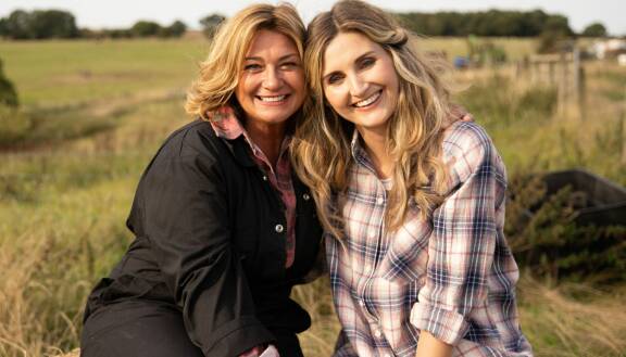 Moira ei meinaa uskoa silmiään, kun näkee Hollyn.