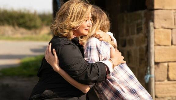 Äidin ja tyttären jälleennäkeminen on täynnä iloa ja rakkautta.