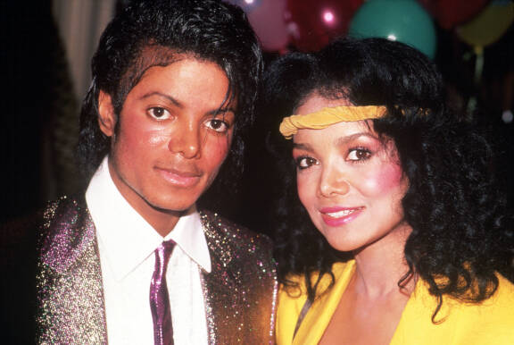 Vuonna 1984 Michael ja LaToya olivat jo aloittaneet plastiikkakirurgisen rallin. LaToyasta oli tuolloin määrä tulla veljensä kaltainen supertähti.