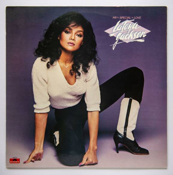 Toisen levynsä kannessa 1981 LaToyaa ei tunnista samaksi ihmiseksi kuin nykyisin.