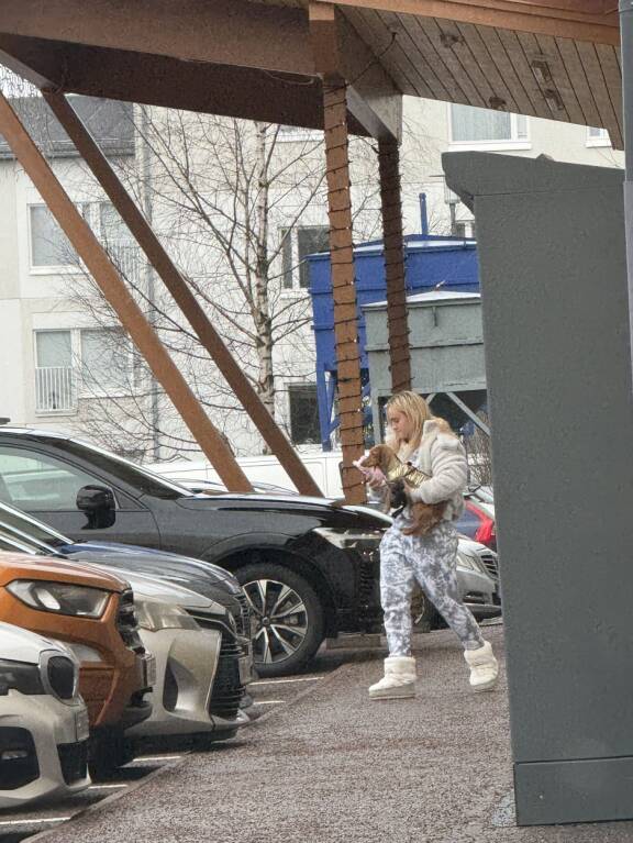 Taannoin 18 vuotta täyttänyt Veera kantoi sylissään mäyräkoiraa.