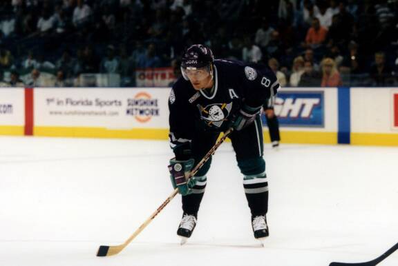 Teemu Selänne on kiekkolegenda ja kansallisaarre.