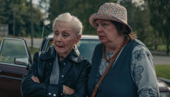 Raili (Seela Sella) on jälleen tylynä ja kovana, mukaan ajautunut Kerttu (Sanna-Kaisa Palo) jännittää vieressä.