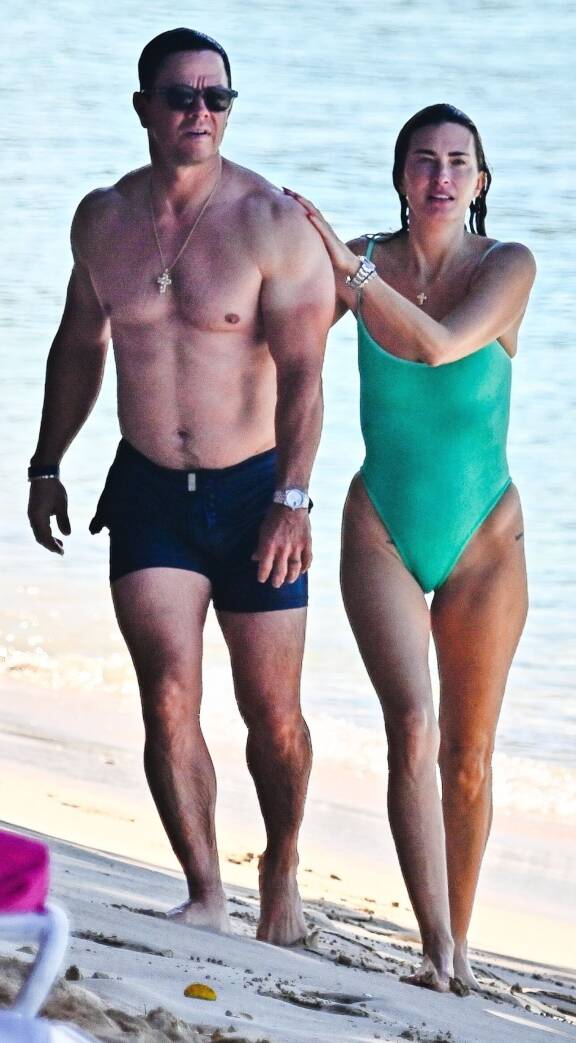 Markilla ja Rhealla on seitsemän vuoden ikäero. Se kenties auttaa mallia pysymään yötreenaamiseenkin hurahtaneen miehensä tahdissa ilman samanlaista rääkkkiä.