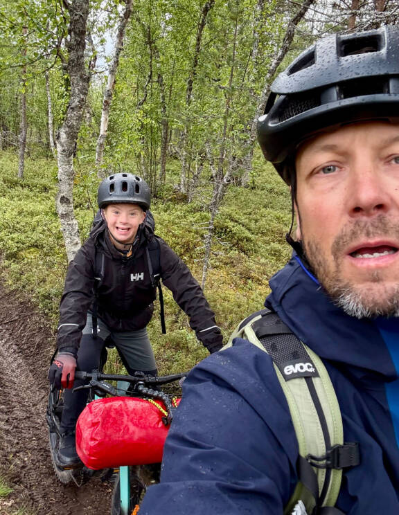 Osmo Peltola ja Mikko 'Peltsi' Peltola pyöräilykypärät päässä.