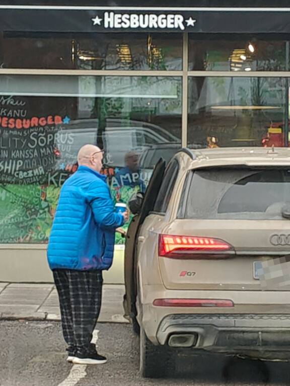 Juti lastasi herkkunsa Audin ökymaasturiinsa.