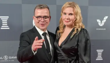 Salakuvat: Petteri Orpo herätti huomiota turistiluokassa