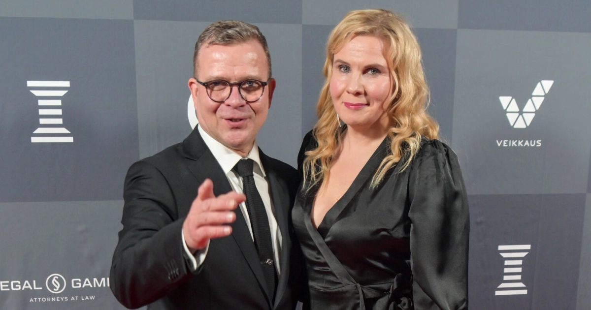 Salakuvat: Petteri Orpo herätti huomiota turistiluokassa