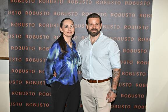 Pariskunnalla on kaksi lasta.