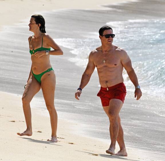 Myös Rhea-vaimo on edelleen bikinikunnossa.