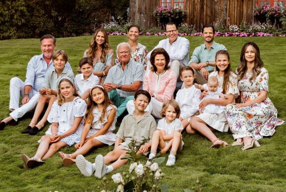 Prinsessa Ines nähdään kesäisessä kuvassa Estellen sylissä.