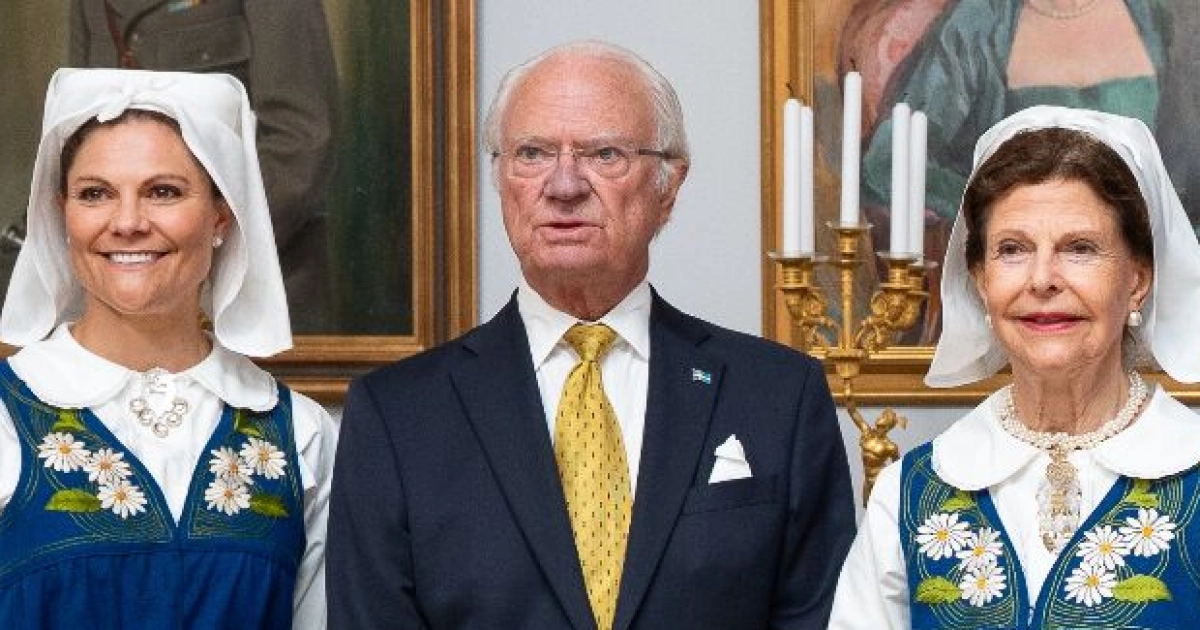 Ruotsin kuninkaalliset kesäisissä tunnelmissa - harvinainen perhekuva kerää huomiota