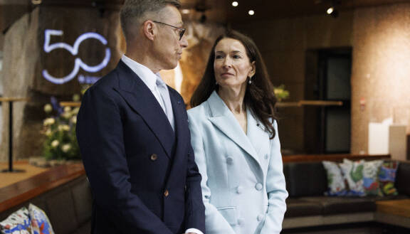 Tasavallan presidentti Alexander Stubb ja puoliso Suzanne Innes-Stubb ovat näyttävä pari.