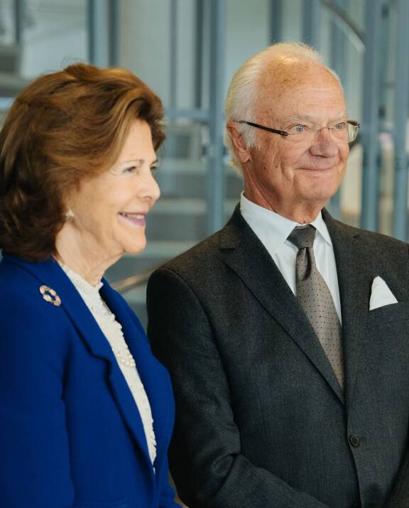 50 vuotta myöhemmin piirteet ovat pyöreämmät mutta hymy ja rakkaus ovat säilyneet. Hovilähteet kertovat parin mielellään kujeilevan keskenään, vaikka julkikuva onkin julkikuva.