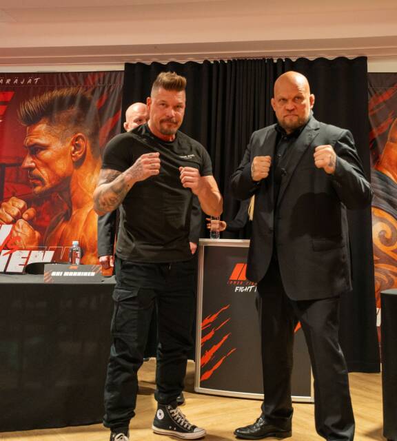 Aki ja Immu valmistautuvat lähestyvään näytösmatsiinsa.