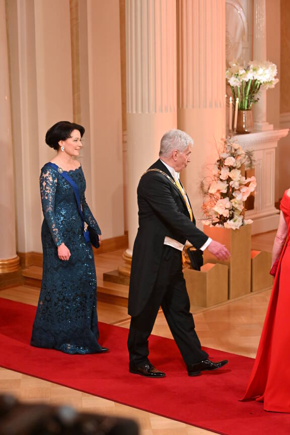 Sauli ja Jenni astelivat Itsenäisyyspäivänä Presidentinlinnaan kättelemään Suomen tasavallan vallitsevaa presidenttiparia näyttävästi.