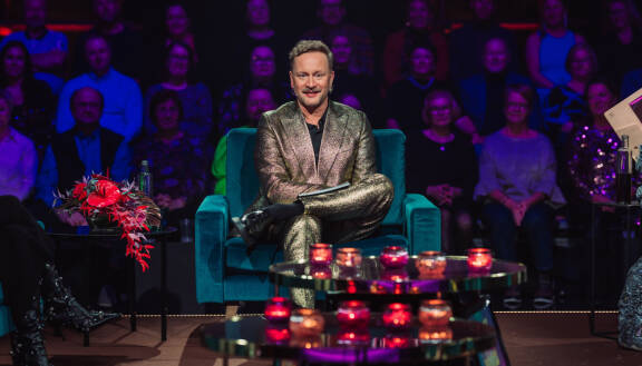 Elämäni biisi: Mikko Silvennoinen istuu vihreällä nojatuolilla.