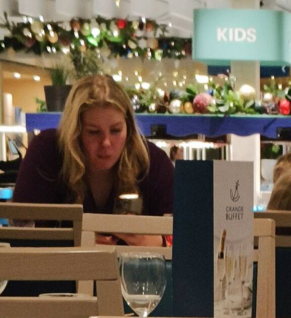 Vilmalla ei näyttänyt olevan ratkiriemukasta buffetissa lapsikatraan kanssa.