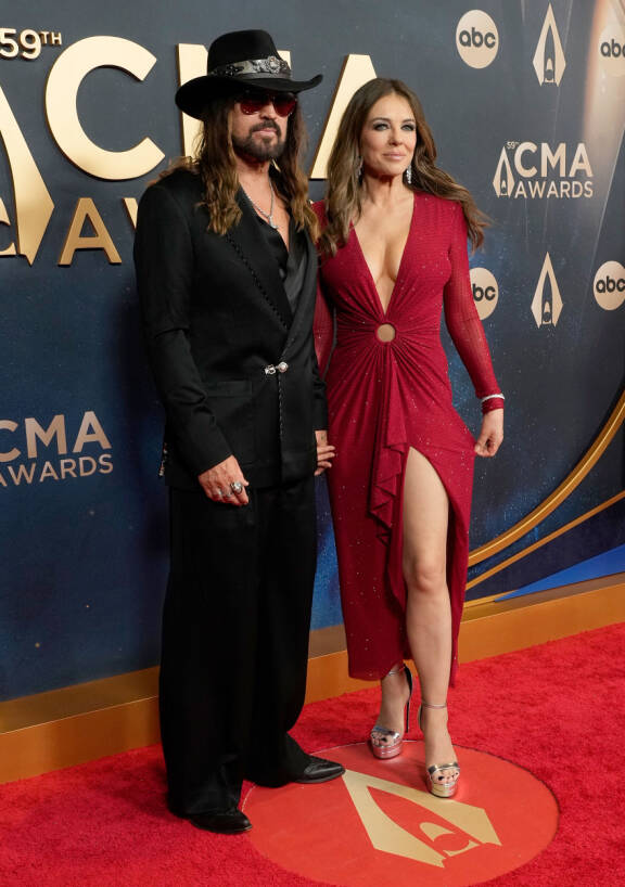 Moni on kateellinen kantrihäti Billy Ray Cyrusille, joka heilastelee Elizabethin kanssa.