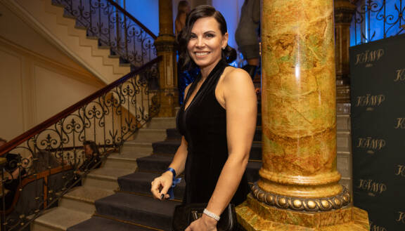 Mari Valosaari on tullut tutuksi fitness-urheilijana sekä myöhemmin radiojuontajana. Hän on tuttu myös Suomen seurapiireistä, tässä hän juhlii Suomen itsenäisyyttä kaksi vuotta sitten Kämp-hotellissa.