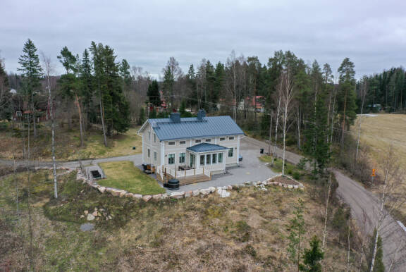 Antin ökytalolta löytyy kokoa! Pihamaan mukavuuksiin kuuluu muun muassa palju.