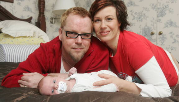 Nipa ja Diana muutaman viikon ikäisen esikoispoikansa kanssa vuonna 2005.