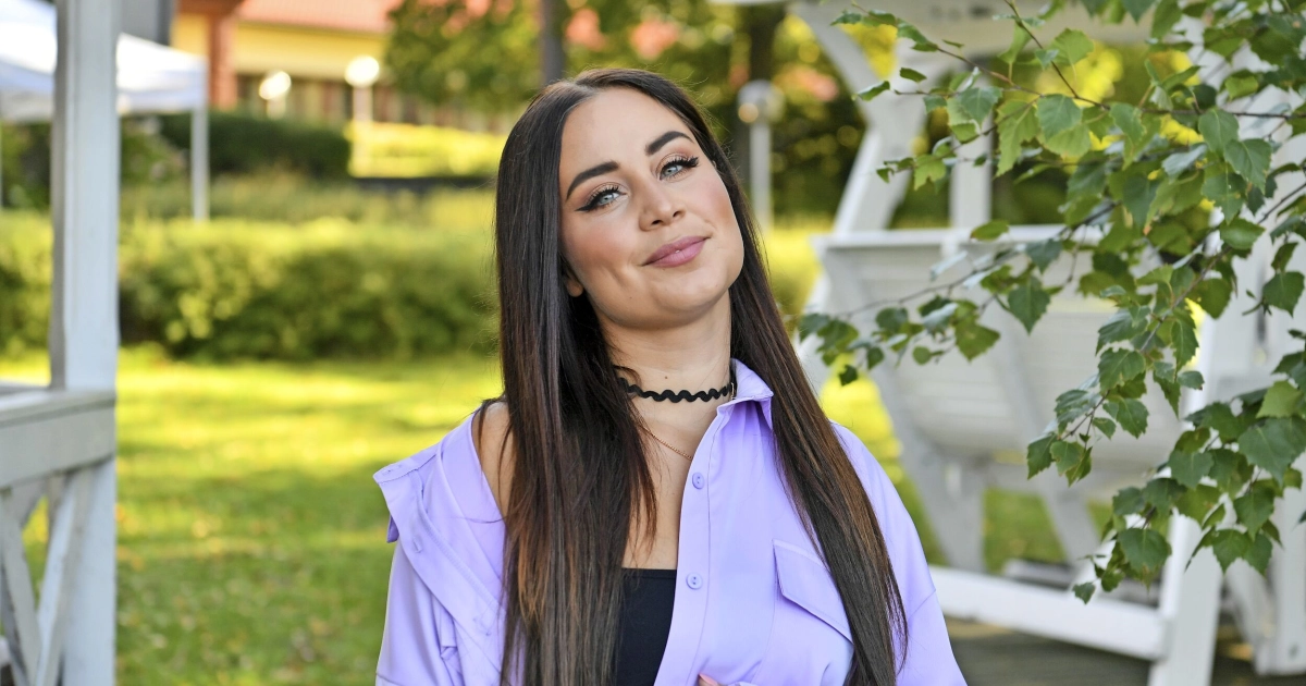 Anna Abreu valmistautuu 20-vuotisjuhlakonsertteihin – katso tyrmäävät lomakuvat altaan reunalta