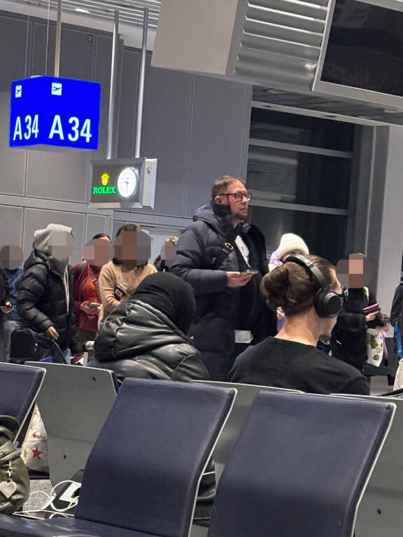 Paavo jonotti väsyneen oloisena, mutta lukijan mukaan hänellä oli paljon puhuttavaa ja kiireen tuntu.