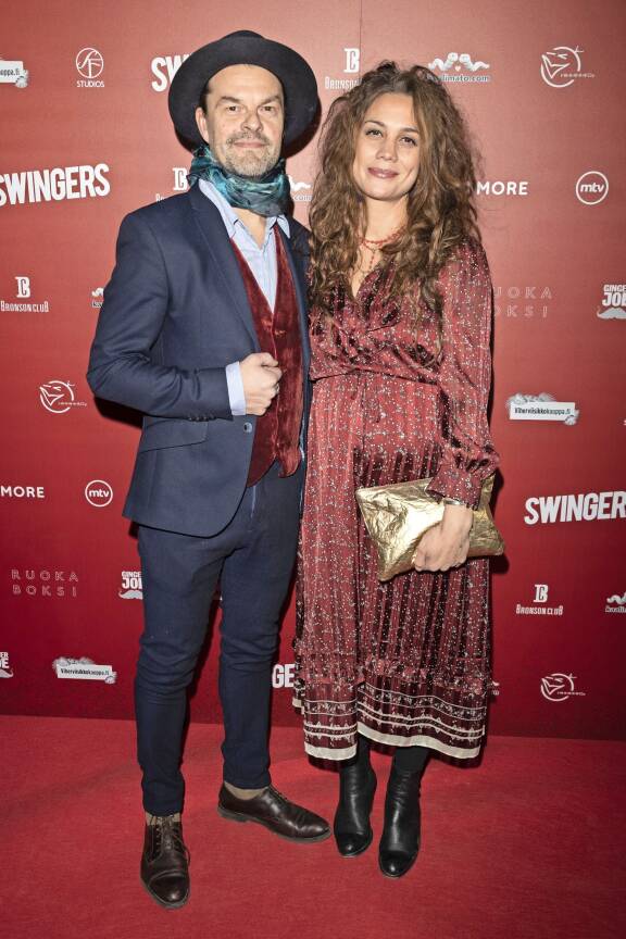 Boheemi taiteilijapariskunta avioitui 1.6.2018, ja viettävät täten pian 8-vuotishääpäiväänsä.