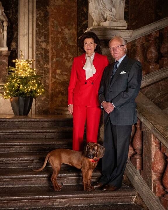 Kuningatar Silvia, kuningas Kaarle XVI Kustaa ja Bonnie-koira portaikossa.