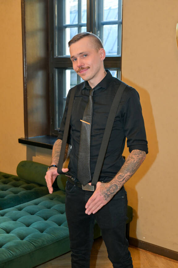 Hyvän kemian lisäksi Miroa ja Janettea yhdistävät murteet: Sodankylästä alkujaan kotoisin oleva Janette vääntää puhettaan Lapiksi, ja Miro puolestaan taittaa kieltään Raumaksi.