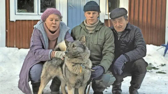 Kari tuli tunnetuksi Erkki Metsolana, joka poseeraa kuvassa keskellä.