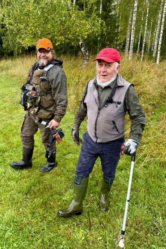 Juha ja Martti Korhonen kumisaappaat jalassa luonnonhelmassa.