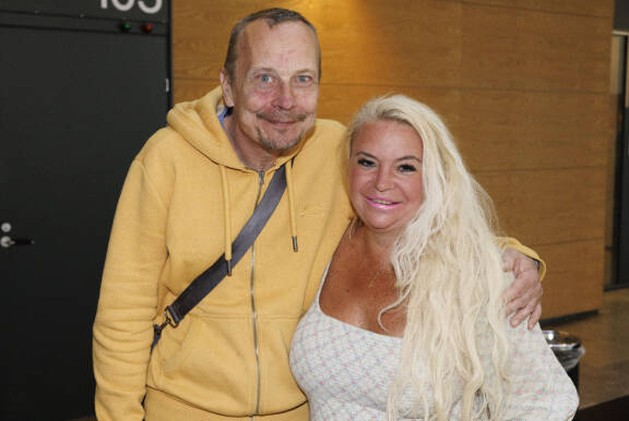 Veijo Lalli ei ole tietoinen tuoreimmista käänteistä, eikä siis tiedä, että Johanna asuu tällä hetkellä heidän yhteisessä asunnossa Joonaksen kanssa, sillä Veijo on ollut jo jonkin aikaa kotikonnuillaan Loviisassa.