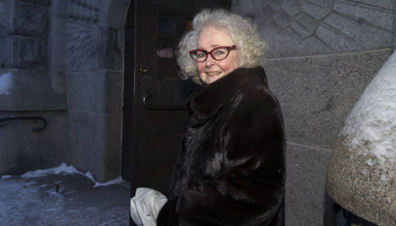 Tuija Vuolle kiiruhti kirkkoon viimeisempien joukossa.