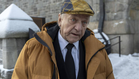 Esko Roine kiiruhti Espanjan lämmöstä siskonsa hautajaisiin.