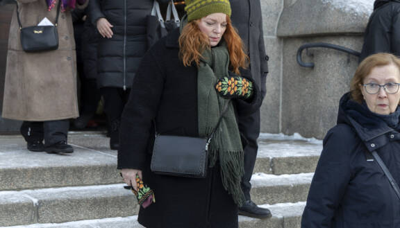 Petra Karjalainen on itsekin tehnyt pitkän uran näyttelijänä. Hän oli yksi Eilan viimeiselle matkalle saattaneista kollegoista.