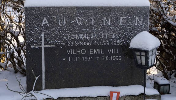 Eila Roineen viimeinen leposija tulee olemaan rakkaan aviomiehensä Vilho 'Vili' Auvisen ja esikoislapsen vieressä.