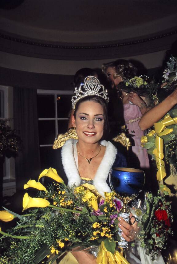 Karita Tykän (silloinen Tuomola) päähän aseteltiin tiara vuonna 1997 Miss Suomi -tittelin merkiksi.