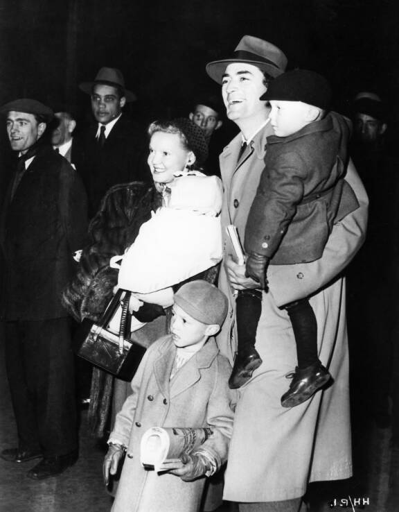 Gregory ja Greta lapsineen hieman ennen avioeroaan vuonna 1955.