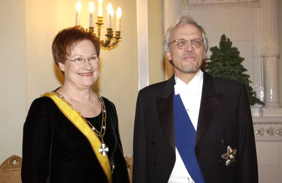 Tarjan ja Pentin eleganssia Linnan juhlissa 2004.