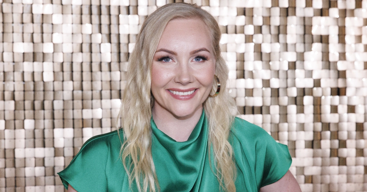 Emma Kimiläinen tekee erikoistempauksen kylpyläseikkailussa Lapissa: jäädytää poninhäntänsä pystyyn kuin seipään